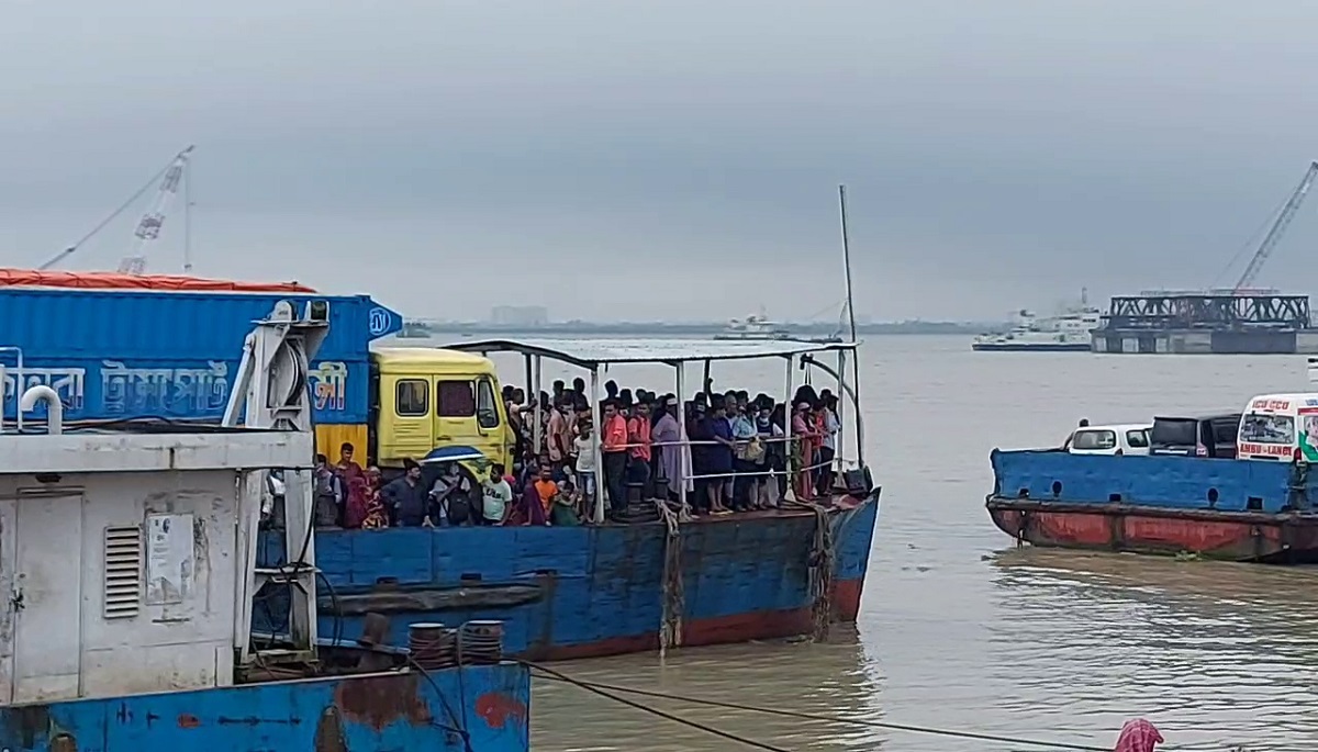 শিমুলিয়া-বাংলাবাজার ফেরিতে লকডাউন উপেক্ষা করে যাত্রী পারাপার