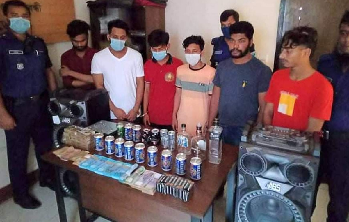 নারায়ণগঞ্জে রিসোর্ট থেকে মাদকদ্রব্যসহ ২৪ নারী-পুরুষ আটক