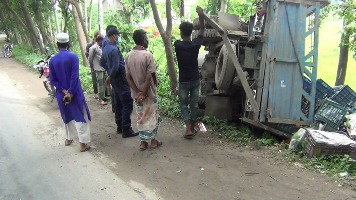 নাটোরে আমবোঝাই ট্রাক নিয়ন্ত্রণ হারিয়ে গাছে ধাক্কা, নিহত ১