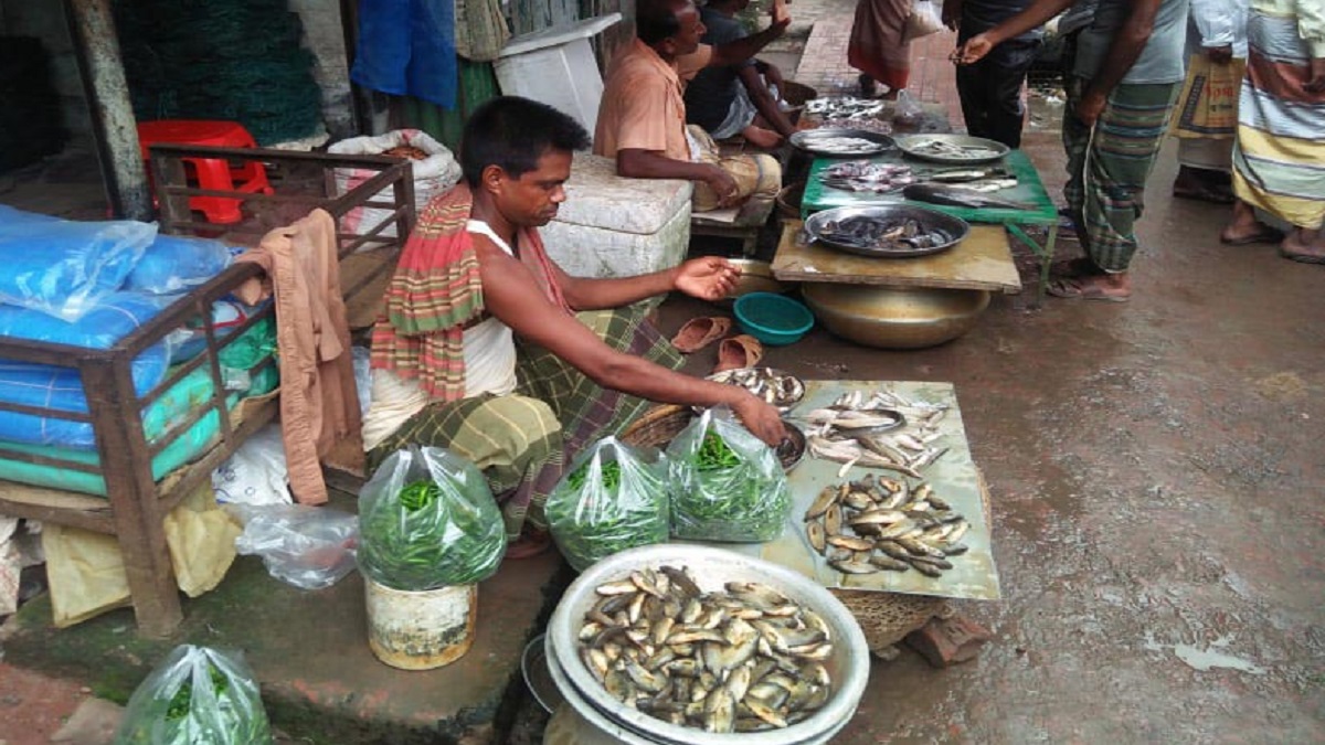 মাছ কিনলে কাঁচা মরিচ ফ্রি!