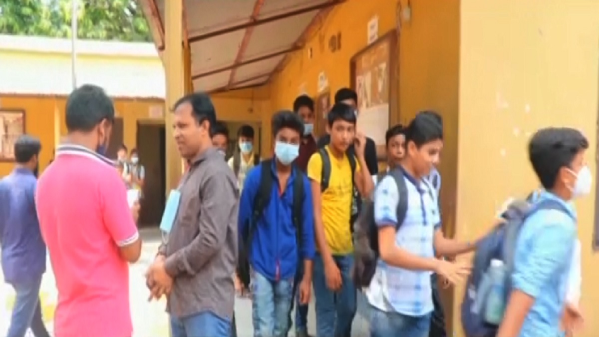 সরকারি বিধিনিষেধ উপেক্ষা করে পাবনায় খুললো একটি স্কুল