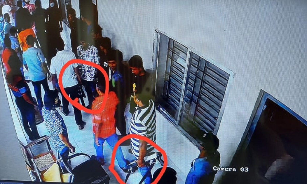 পাবনায় গণপূর্ত ভবনে আওয়ামী লীগ নেতাদের মহড়ায় প্রদর্শিত দু’টি শটগানের লাইসেন্স বাতিল