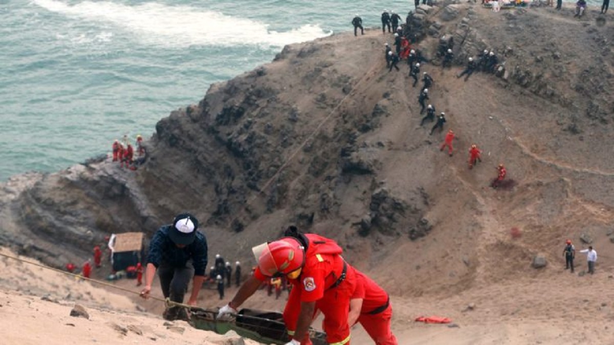 পেরুতে বাস দুর্ঘটনায় ২৭ খনি শ্রমিক নিহত, আহত ১৩