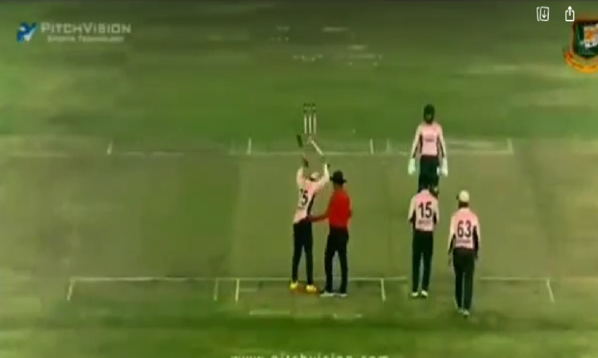 এবার স্ট্যাম্প তুলে আছাড় মারলেন সাকিব