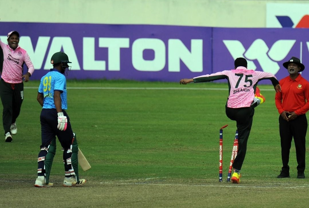 স্ট্যাম্প কাণ্ডের পর ক্ষমা চাইলেন সাকিব