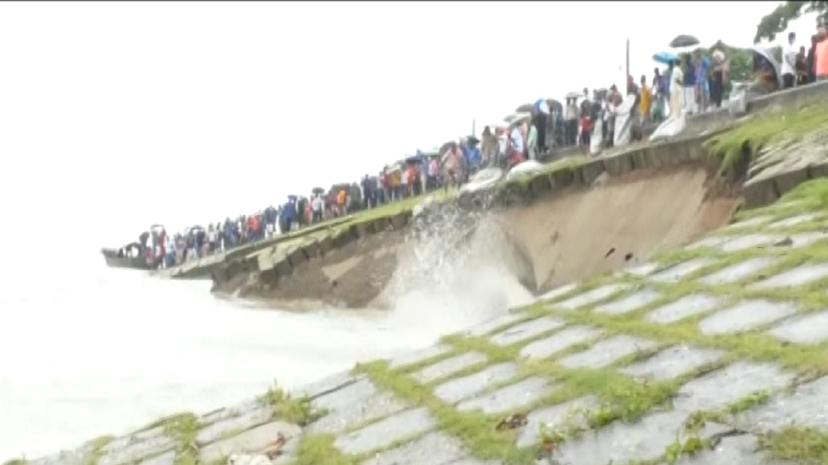 নির্মাণের ২৪ বছরে ৫ দফা ভাঙনের কবলে সিরাজগঞ্জ শহররক্ষা বাঁধ