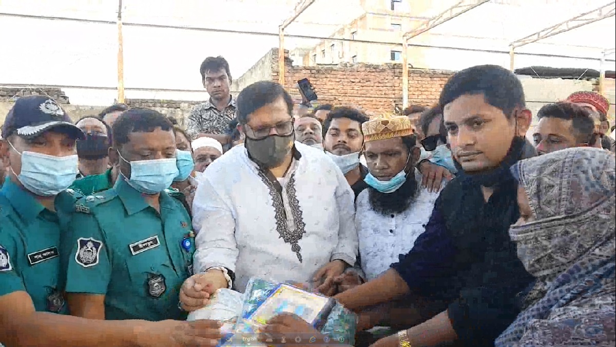 টঙ্গীতে অগ্নিকাণ্ডে ক্ষতিগ্রস্ত বস্তি পরিদর্শন করলেন ক্রীড়ামন্ত্রী