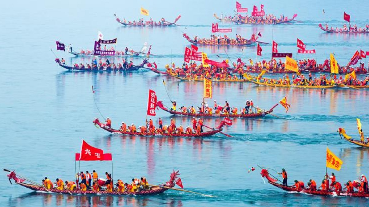 আত্মহত্যা থেকে রক্ষার প্রতীক চীনের ড্রাগন নৌকাবাইচ