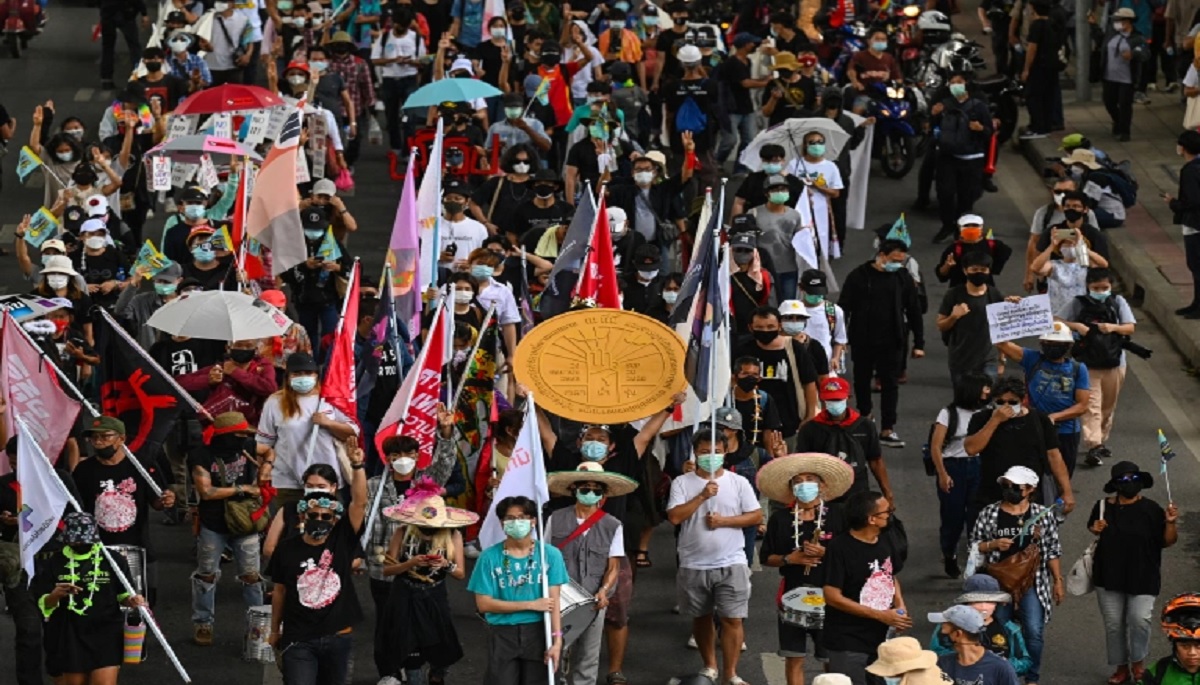থাই প্রধানমন্ত্রীর বিরুদ্ধে রাজপথে বিক্ষোভকারীরা