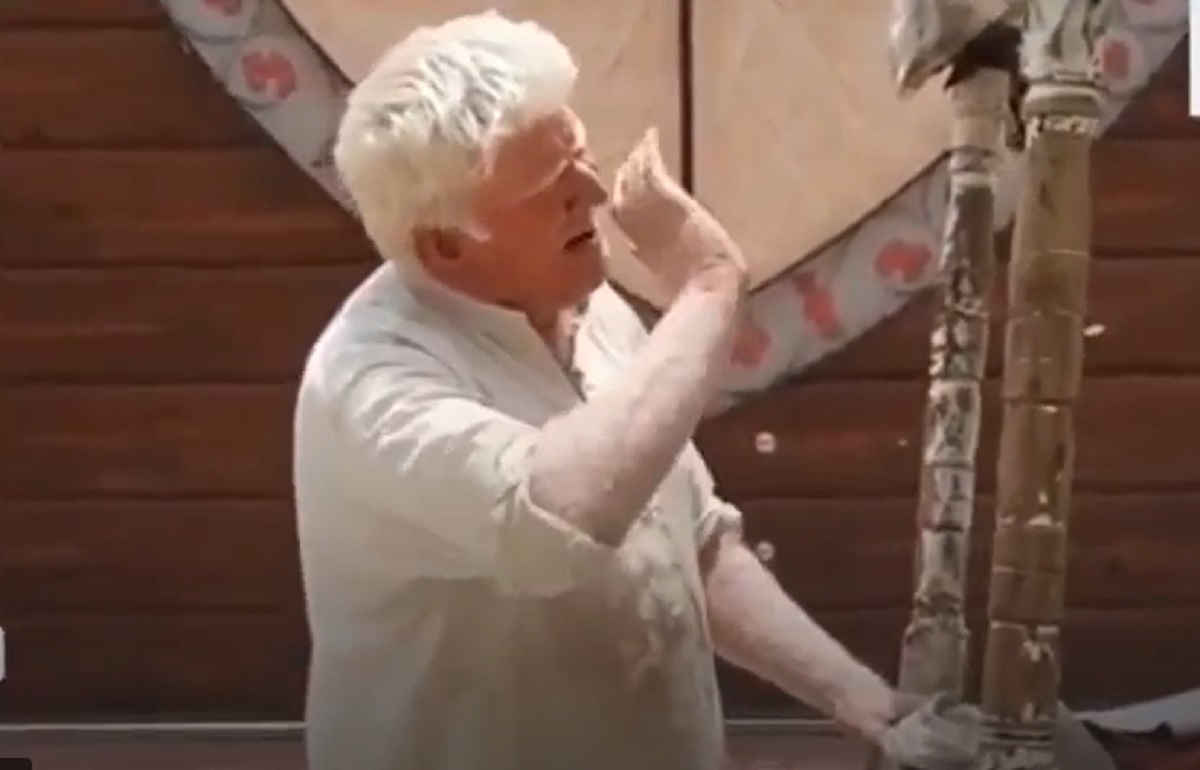 পাকিস্তানি ‘ট্রাম্প’ রাস্তায় গান গেয়ে কুলফি বিক্রি করছে!