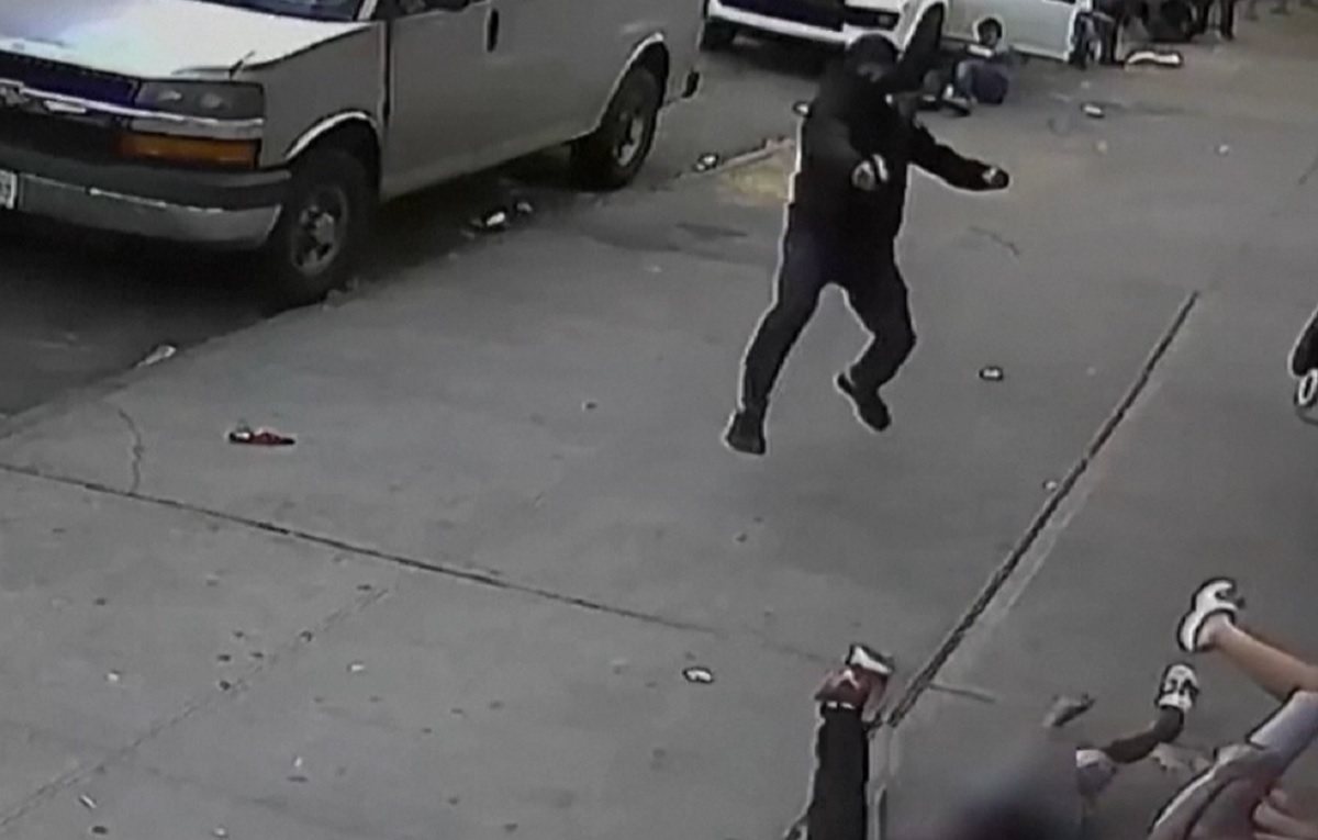 যুক্তরাষ্ট্রে অস্ত্র নিয়ে হামলার ভয়াবহতা প্রকাশ পেলো সিসিটিভি ফুটেজে