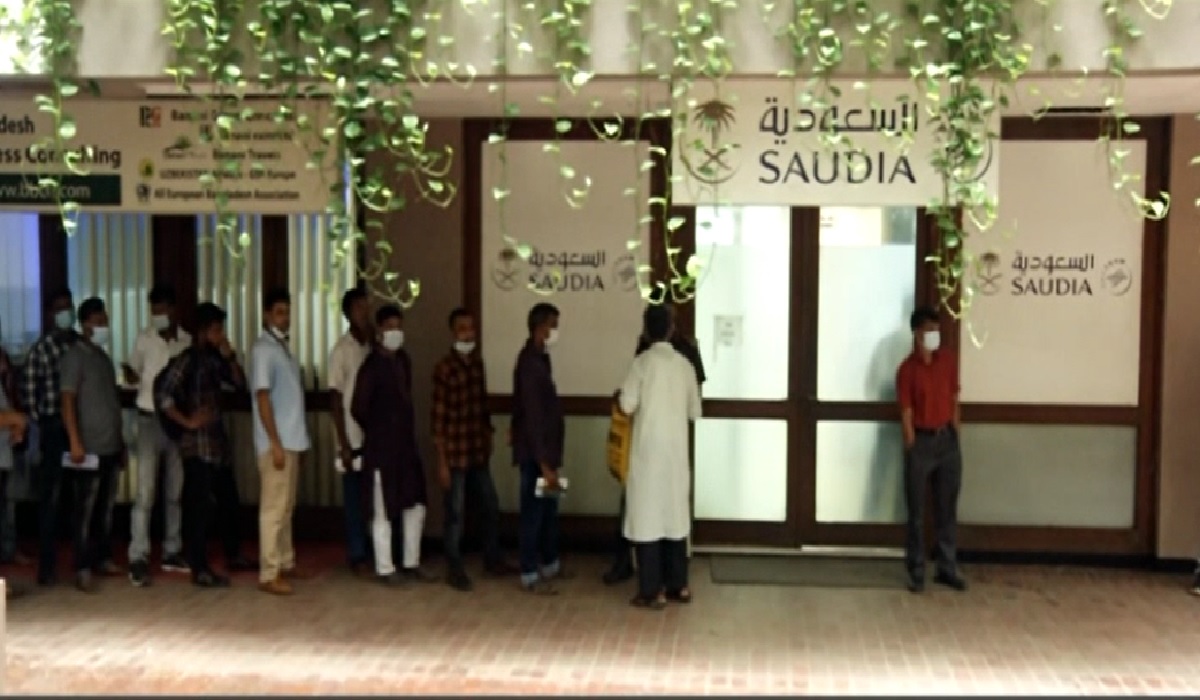 ভ্যাকসিনের অভাবে সংকটে প্রবাসীরা, ক্ষতি মাসে ৩ হাজার কোটি টাকা