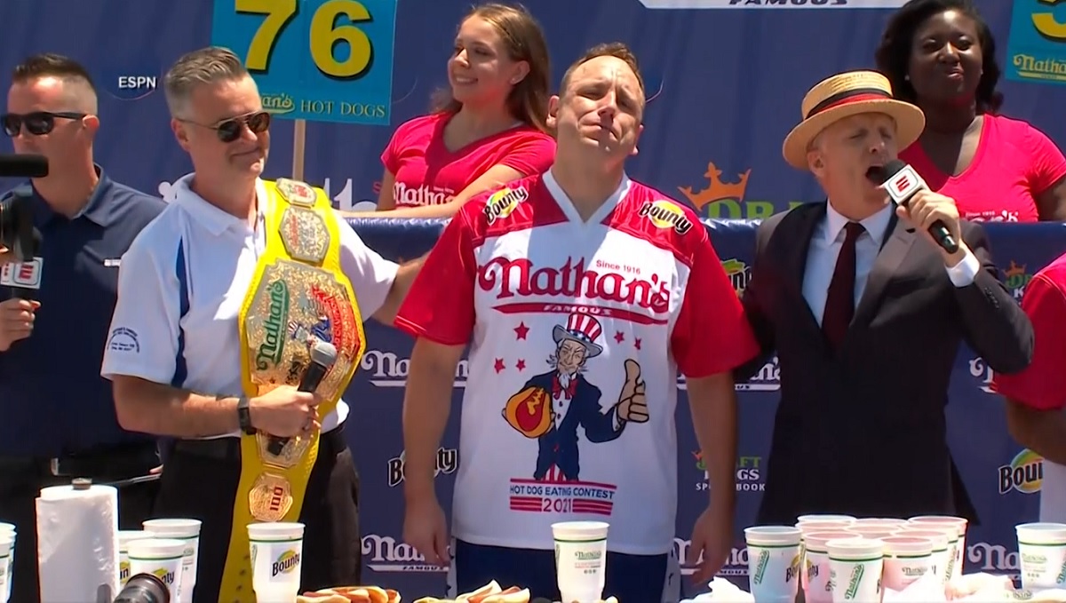 ১০ মিনিটে ৭৬টি হটডগ সাবাড়!