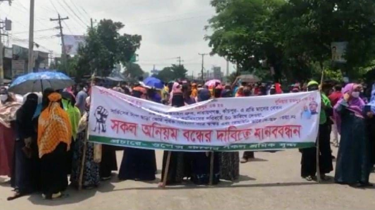 কাঁচপুরে বকেয়া বেতনের দাবিতে গার্মেন্টস শ্রমিকদের বিক্ষোভ, অবরুদ্ধ মহাসড়ক