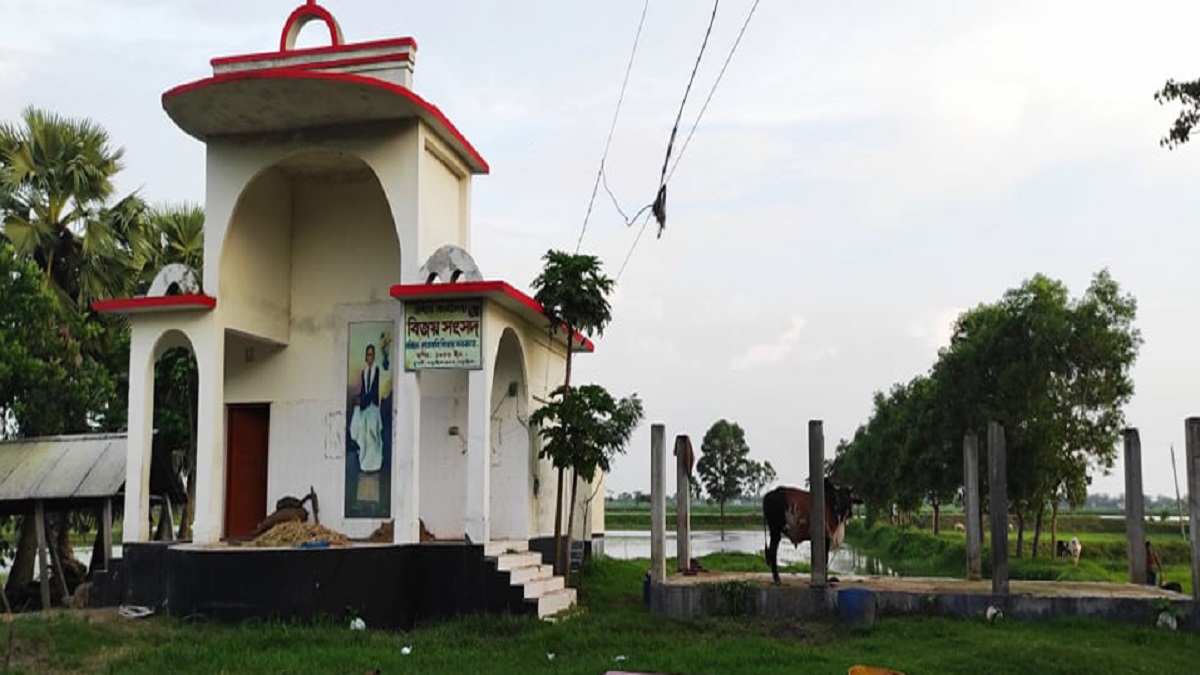 ৩৫ বছরেও উদ্যোগ নেয়া হয়নি একুশে পদকপ্রাপ্ত চারণ কবি বিজয় সরকারের বসতবাড়ি সংরক্ষণের