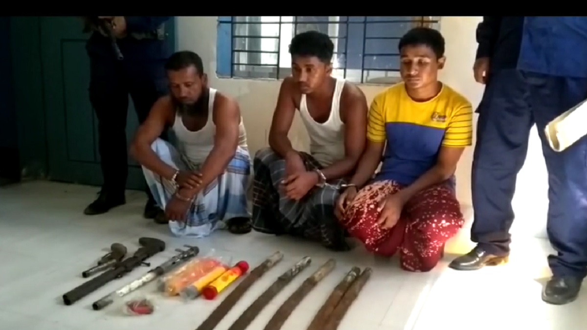 নোয়াখালীতে আগ্নেয়াস্ত্র ও বুলেট সহ আটক ৩ ডাকাত