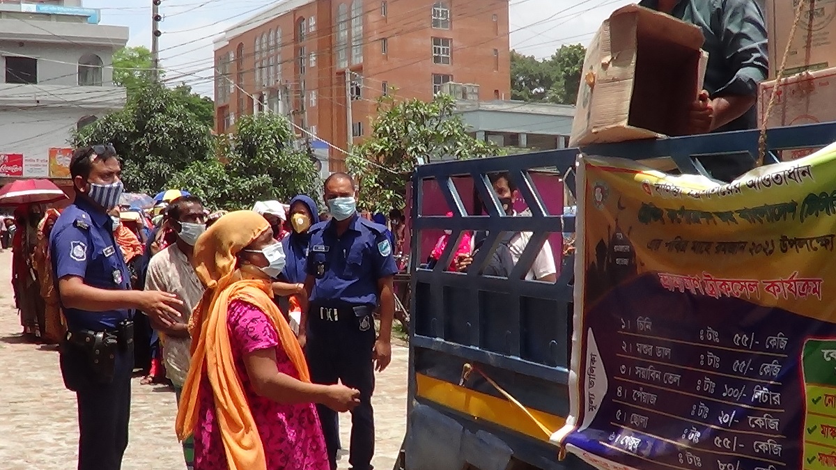 ফরিদপুরে টিসিবির পণ্য নিতে উপচে পড়া ভিড়