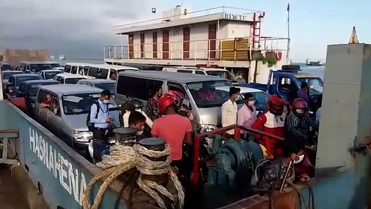 লকডাউনের বিধিনিষেধ মানা হচ্ছে না ফেরিঘাটে