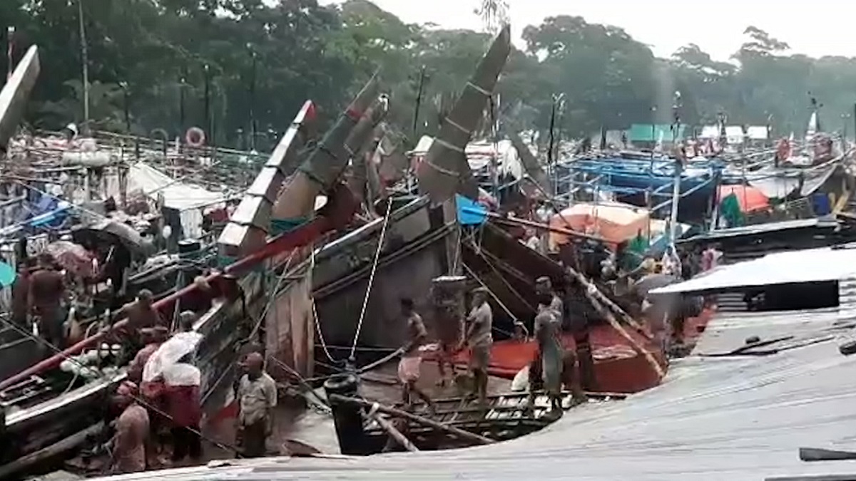 নিষেধাজ্ঞা উঠে গেলেও বৈরি আবহাওয়ায় মাছ ধরতে যেতে পারছে না অনেক ট্রলার