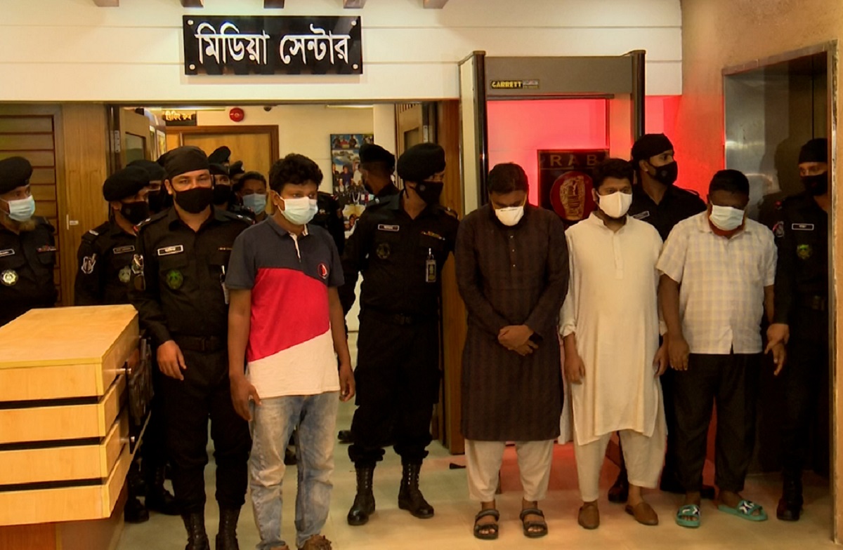 ন্যাশনাল হেলথ কেয়ার হাসপাতালের সামনে অভিযান, দালাল চক্রের ৪ সদস্য আটক