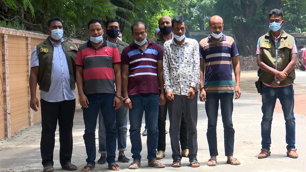 অস্ত্রসহ ডিবি পুলিশ পরিচয়দানকারী ৪ ডাকাত গ্রেফতার