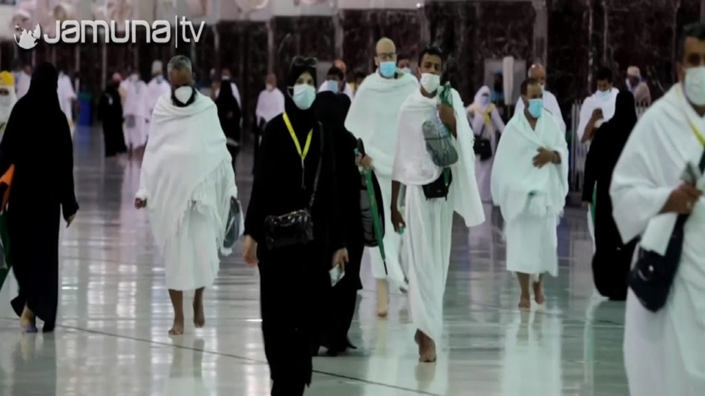 মক্কা থেকে মিনার পথে হজযাত্রীরা, মানা হচ্ছে স্বাস্থ্যবিধি