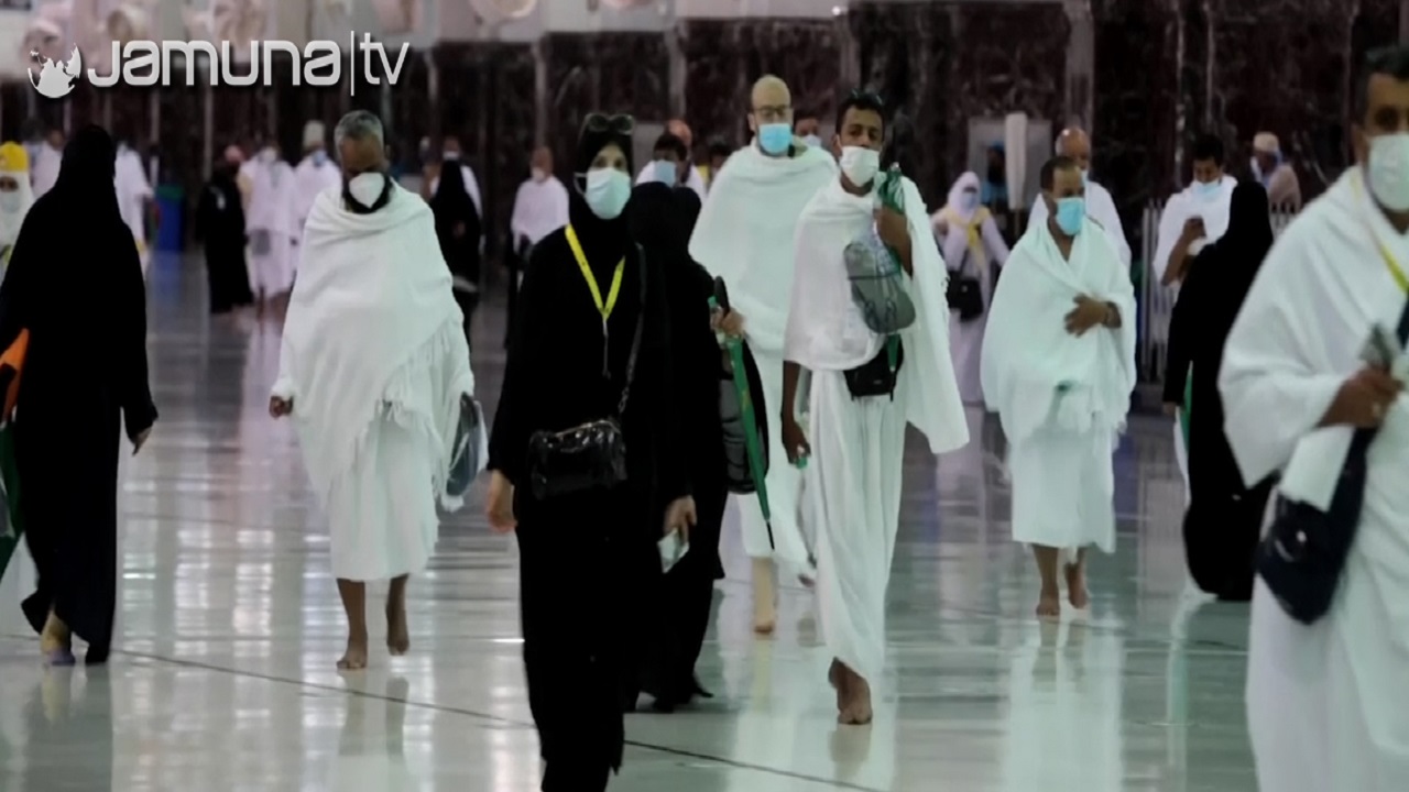 মক্কা থেকে মিনার পথে হজযাত্রীরা, মানা হচ্ছে স্বাস্থ্যবিধি