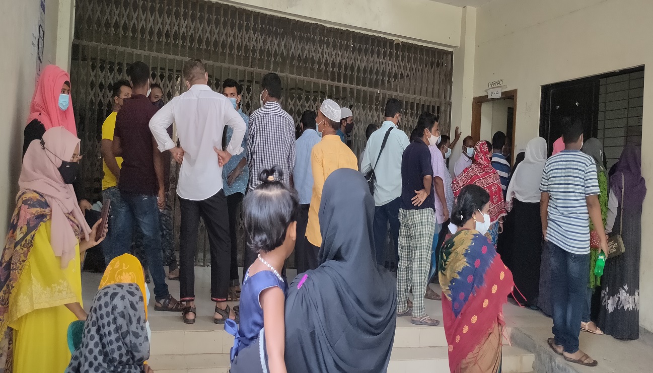 আখাউড়ায় করোনা ভ্যাকসিন নিতে উপচে পড়া ভিড়, মানা হচ্ছে না স্বাস্থ্যবিধি