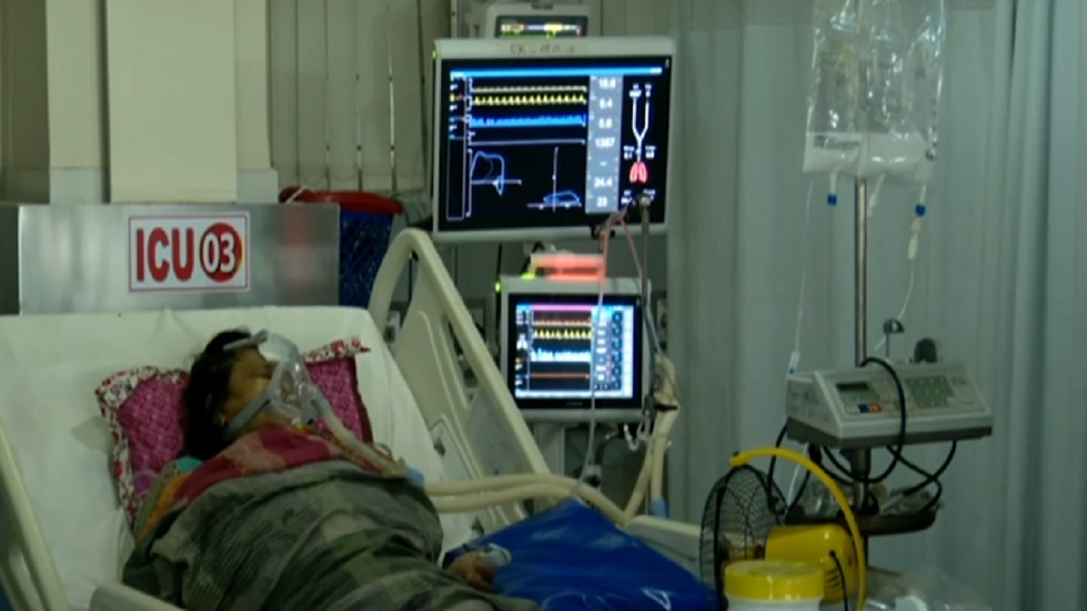 খুলনায় আইসিইউ বেডে ভর্তি একজন রোগীর মৃত্যুর অপেক্ষায় অন্য রোগীর স্বজনরা