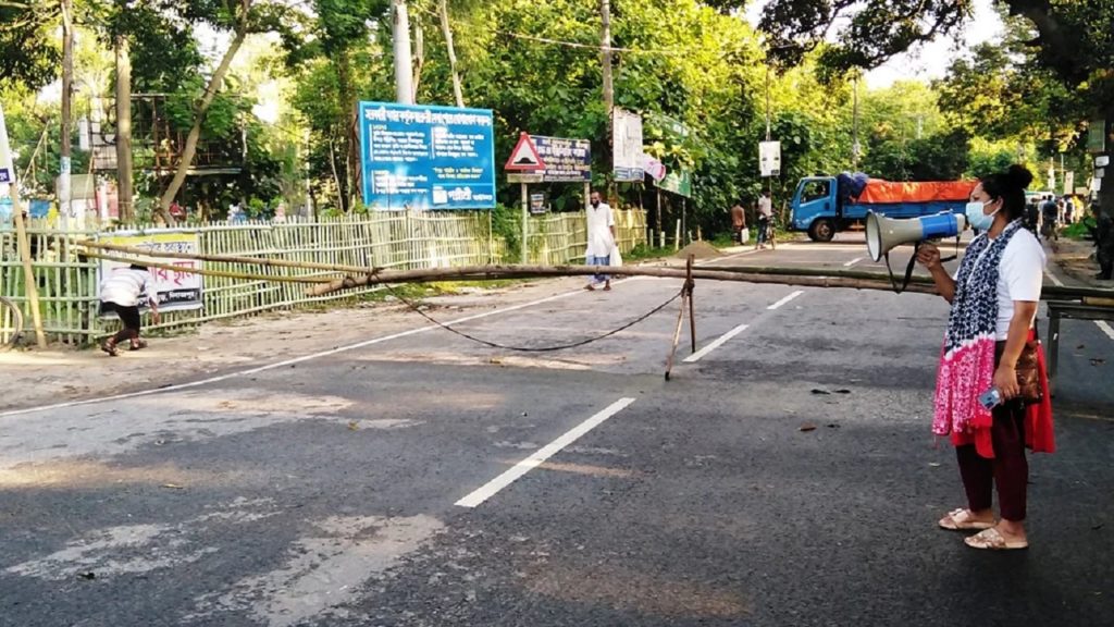 লকডাউনের তৃতীয় দিনে মানুষের চলাচল বেড়েছে, উপেক্ষিত স্বাস্থ্যবিধি