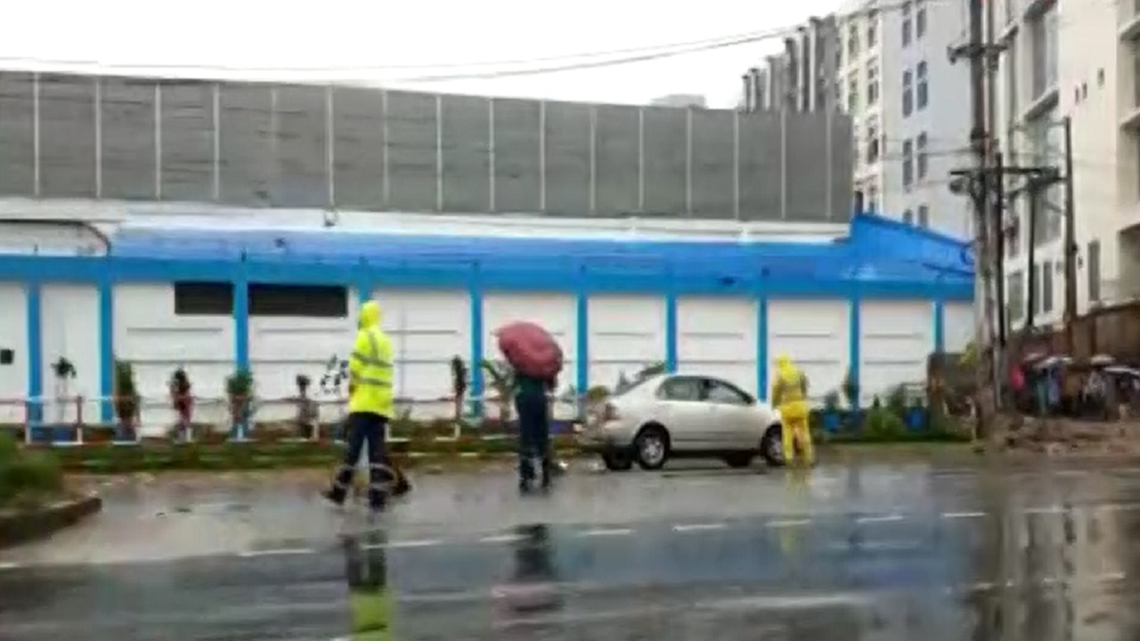 লকডাউনের দ্বিতীয় দিনেও কঠোর অবস্থানে আইনশৃঙ্খলা বাহিনী লকডাউনের দ্বিতীয় দিনেও কঠোর অবস্থানে আইনশৃঙ্খলা বাহিনী