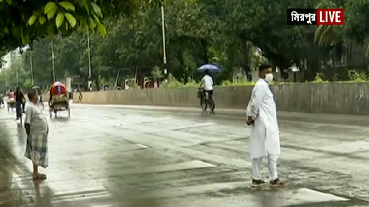 কঠোর লকডাউনের দ্বিতীয় দিনে রাস্তায় মানুষের চলাচল কম
