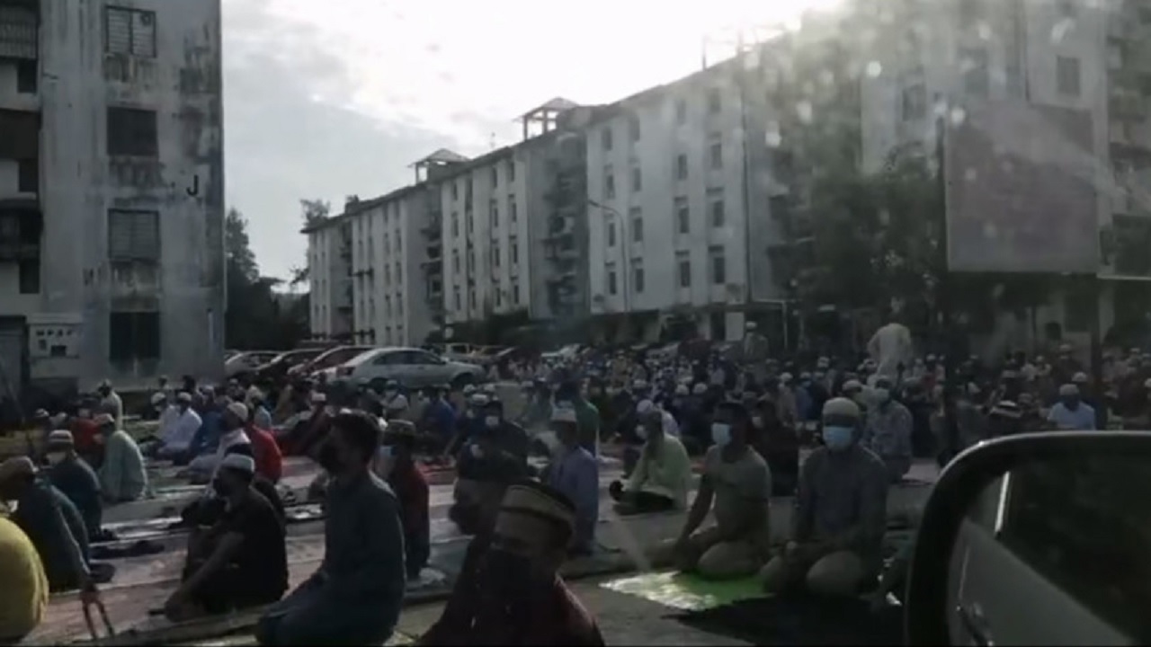 মালয়েশিয়ায় ঈদের নামাজে স্বাস্থ্যবিধি লঙ্ঘনে ৪৮ বাংলাদেশিকে রিমান্ড মালয়েশিয়ায় ঈদের নামাজে স্বাস্থ্যবিধি লঙ্ঘনে ৪৮ বাংলাদেশিকে রিমান্ড