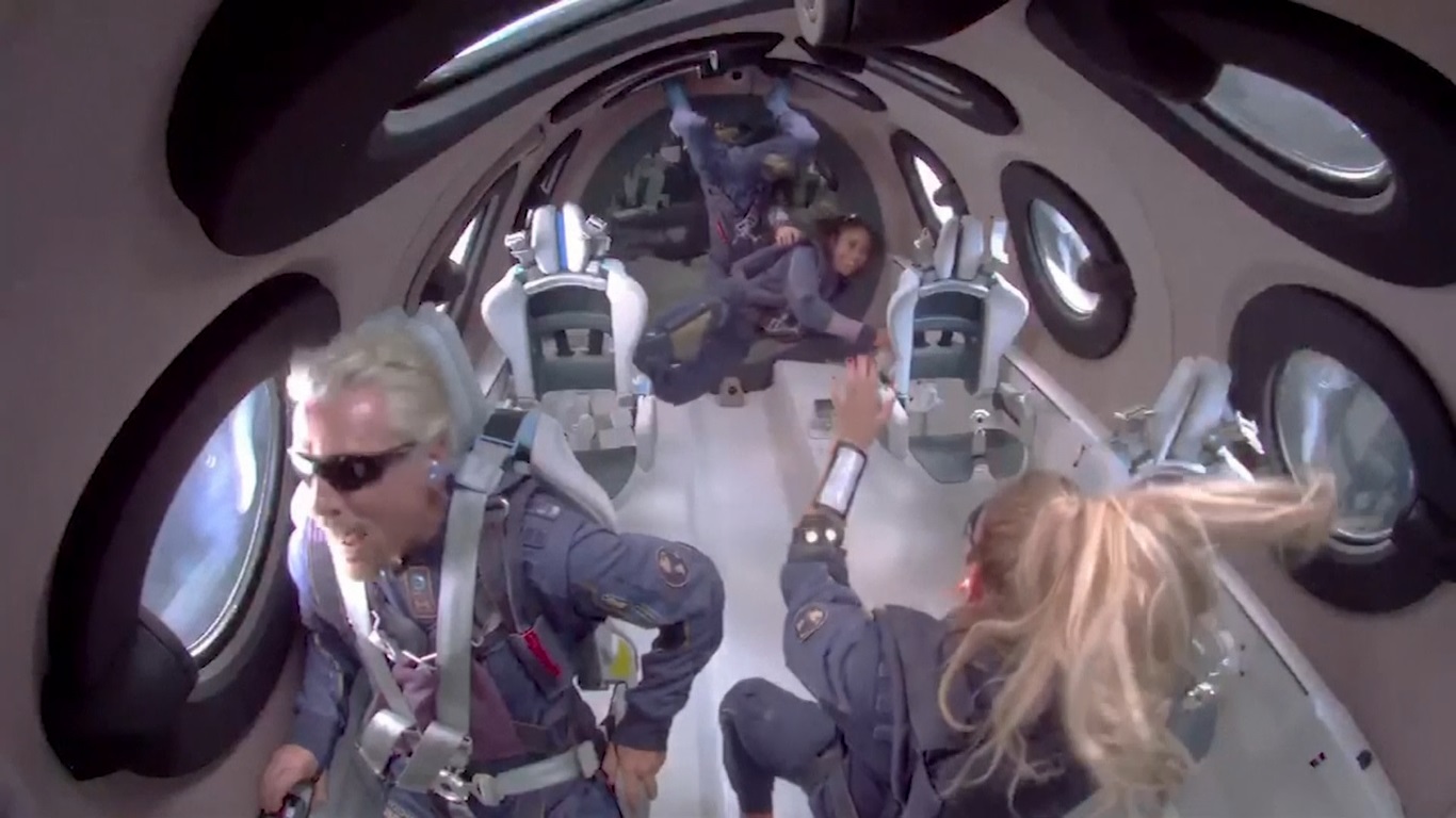 মহাকাশ ভ্রমণ শেষে পৃথিবীতে ফিরলেন রিচার্ড ব্র্যানসন মহাকাশ ভ্রমণ শেষে পৃথিবীতে ফিরলেন রিচার্ড ব্র্যানসন