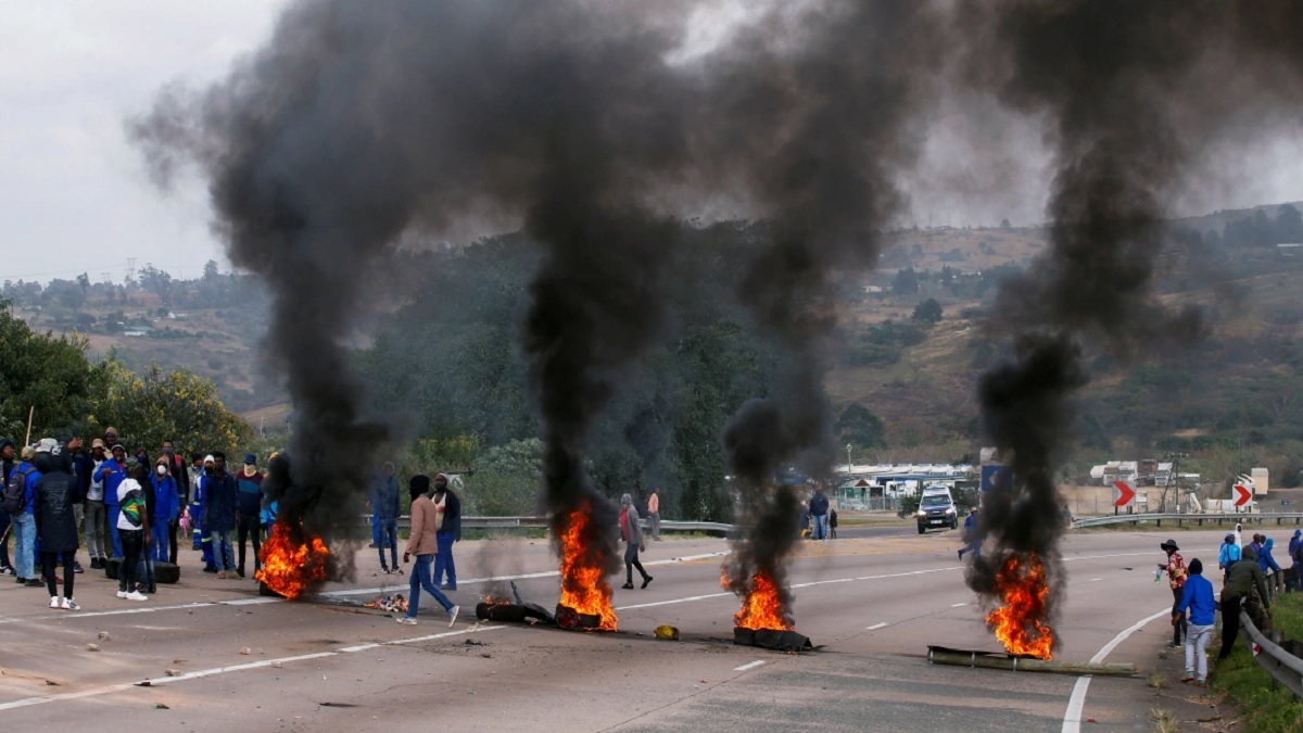 দক্ষিণ আফ্রিকায় সরকারবিরোধী সহিংসতা: সাড়ে ১৩ লাখ ডলারের সম্পদ বিনষ্ট