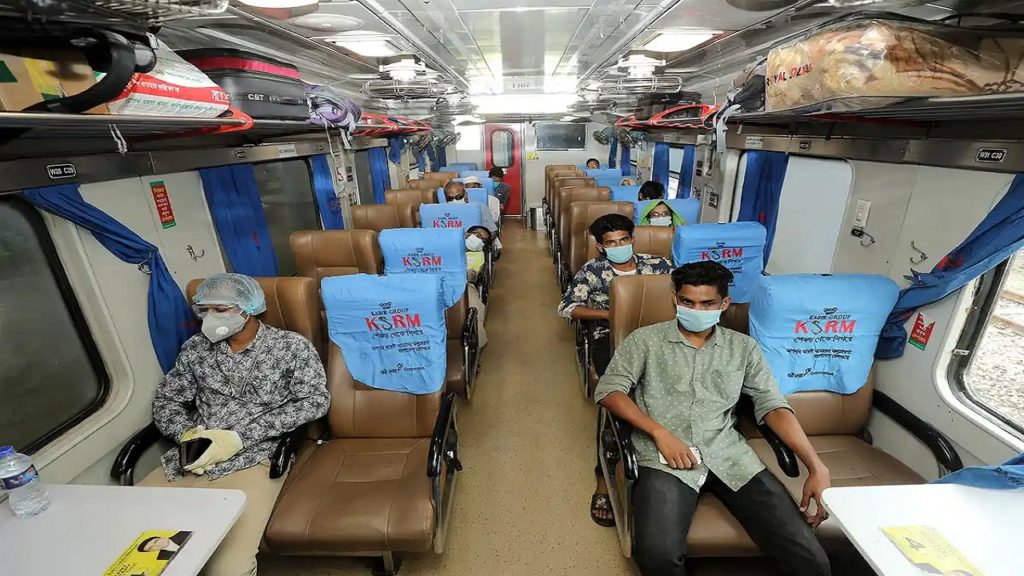 স্বাস্থ্যবিধি মেনে যাত্রী নিয়ে স্টেশন ছাড়ছে ট্রেন