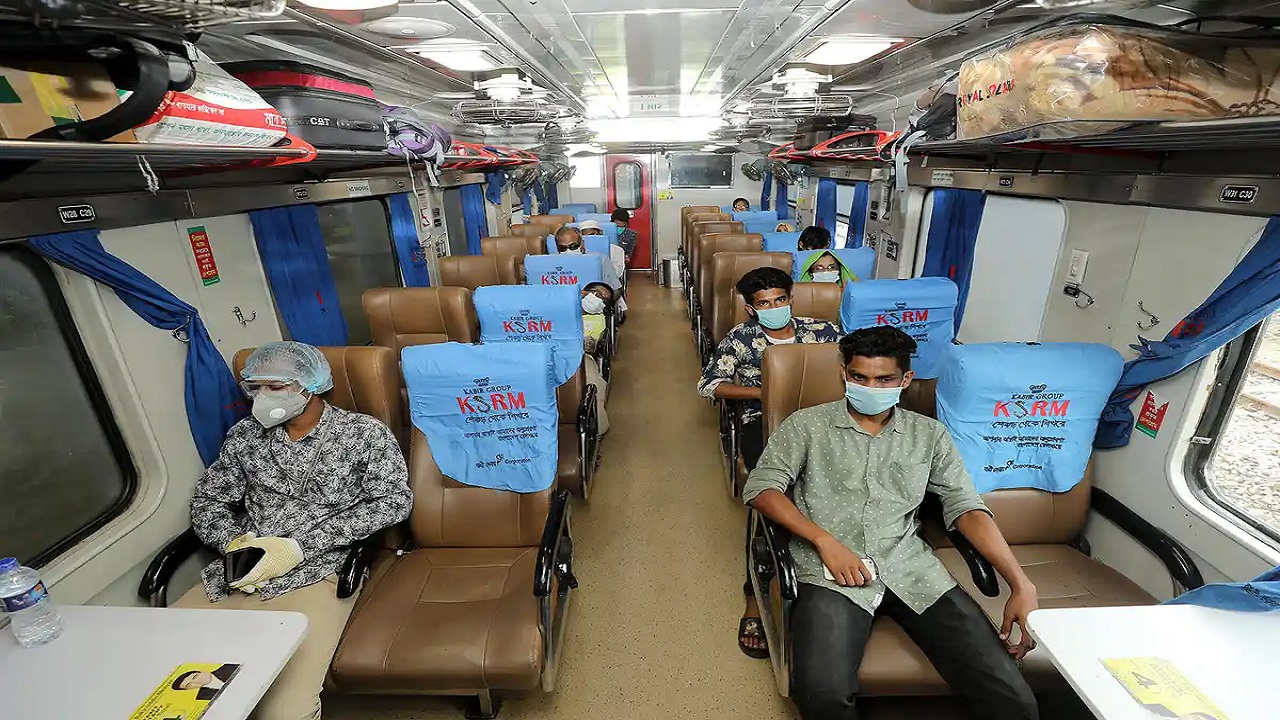 স্বাস্থ্যবিধি মেনে যাত্রী নিয়ে স্টেশন ছাড়ছে ট্রেন