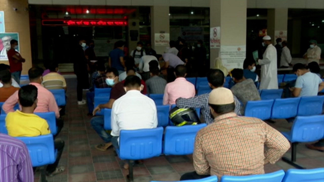 রাজধানীজুড়ে চলছে গণটিকা কার্যক্রম রাজধানীজুড়ে চলছে গণটিকা কার্যক্রম