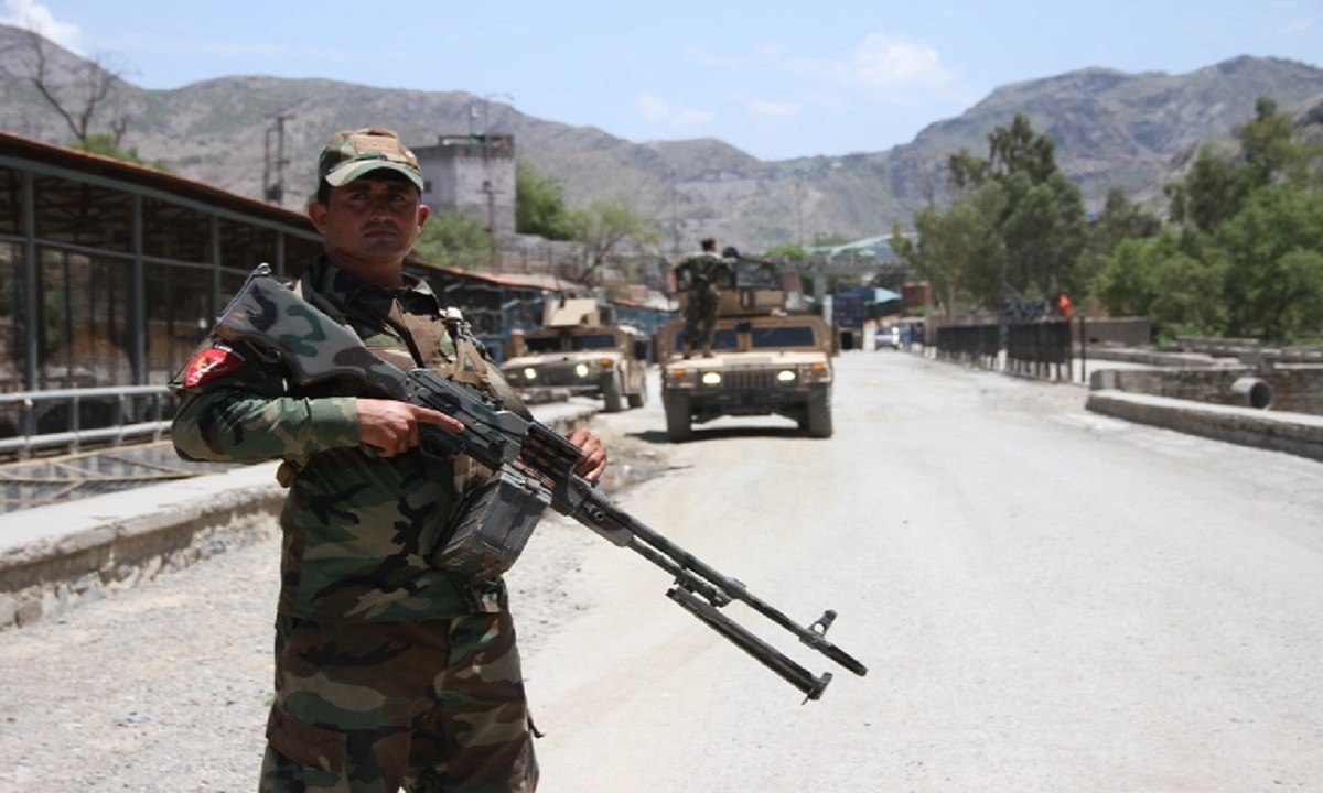 তালেবান হামলার মুখে আফগান সেনারা পালিয়ে আশ্রয় নিচ্ছে পাকিস্তানে