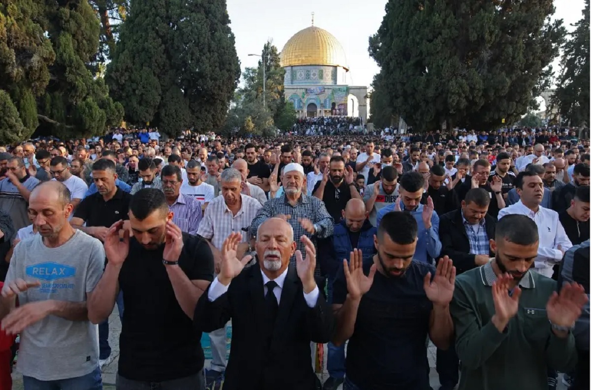 ইসরায়েলি বাঁধার মুখে আল-আকসা’য় ঈদের নামাজ আদায় করলেন হাজারো মুসল্লি
