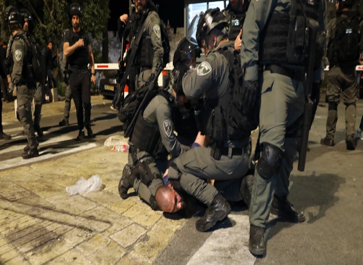 আল-আকসা থেকে পিটিয়ে বের করে দেয়া হলো নামাজরত ফিলিস্তিনিদের