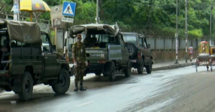 কঠোর লকডাউনের প্রথম দিনে যেমন দেখা গেলো ঢাকার রাস্তা