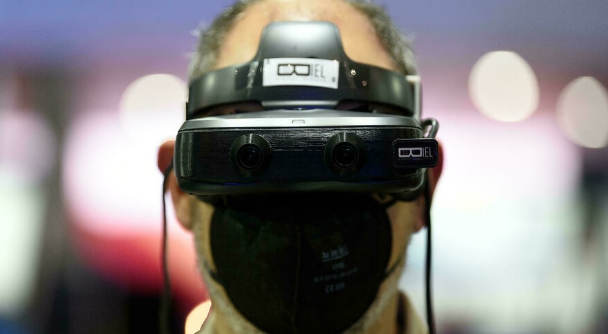 দৃষ্টিহীন সন্তানের জন্য অত্যাধুনিক চশমা বানালেন স্প্যানিশ দম্পতি