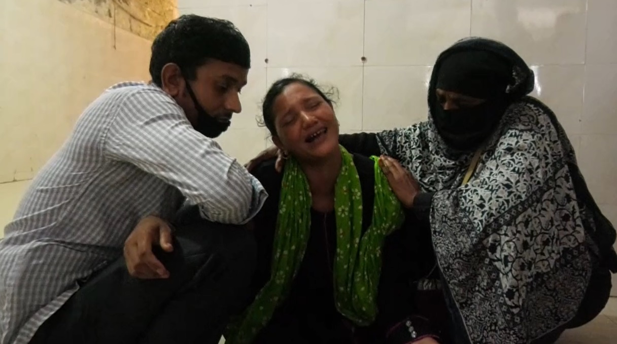 স্ত্রীর কাছ থেকে ছিনিয়ে নিয়ে সাবেক ইউপি সদস্যকে পিটিয়ে হত্যা