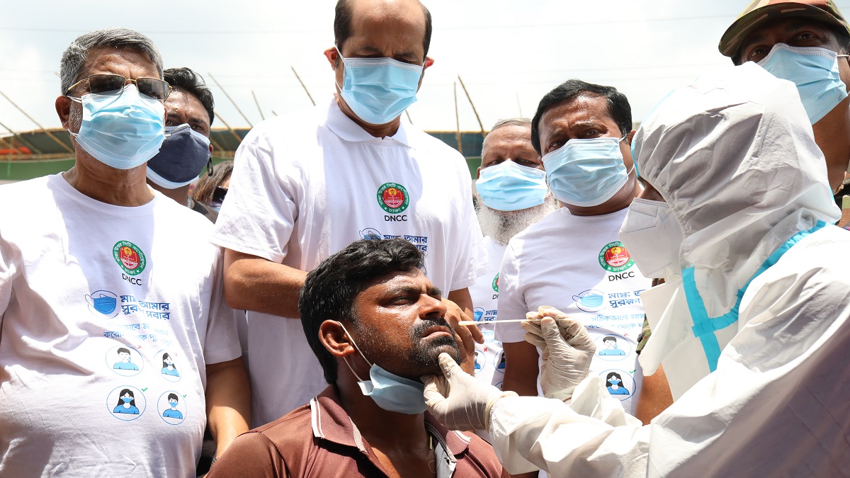পশুর হাটে ব্র্যাকের করোনা পরীক্ষা কর্নার
