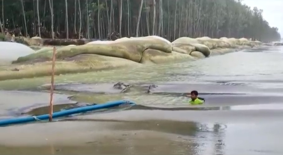 সাগরের উত্তাল ঢেউয়ে ক্ষতিগ্রস্থ কক্সবাজারের ডায়াবেটিক পয়েন্টে চলছে জিও ব্যাগ স্থাপনের কাজ