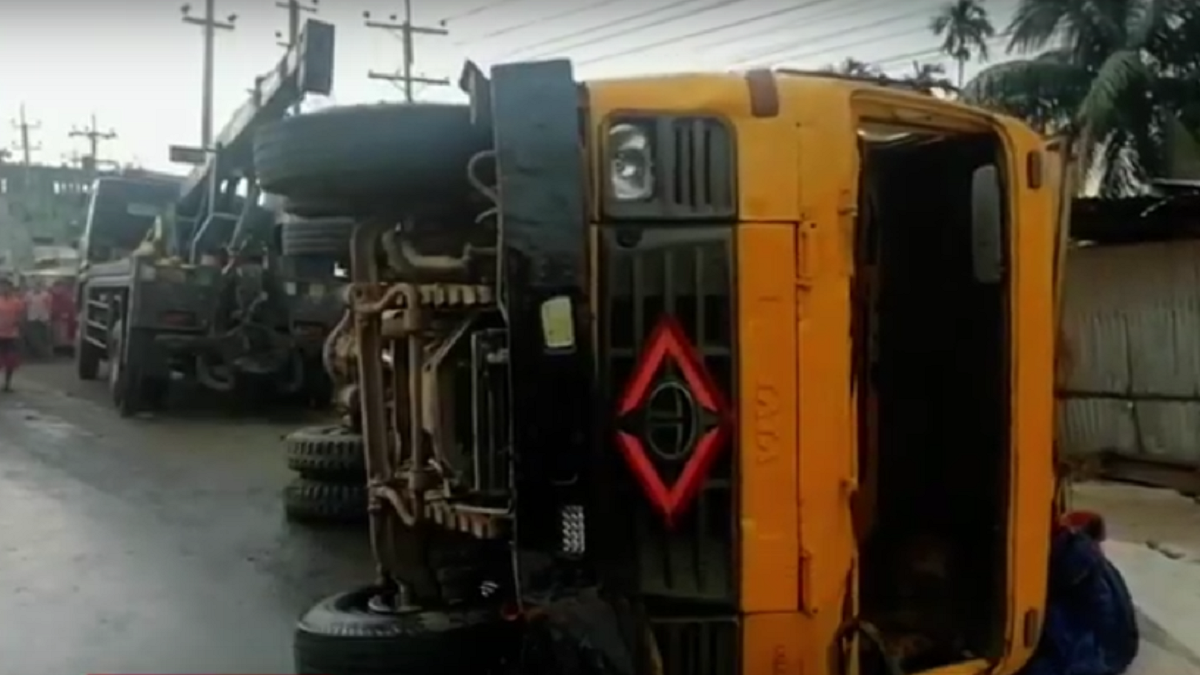 গাজীপুরে অটোরিকশার ওপর ট্রাক উল্টে ২ জন নিহত, আহত ২