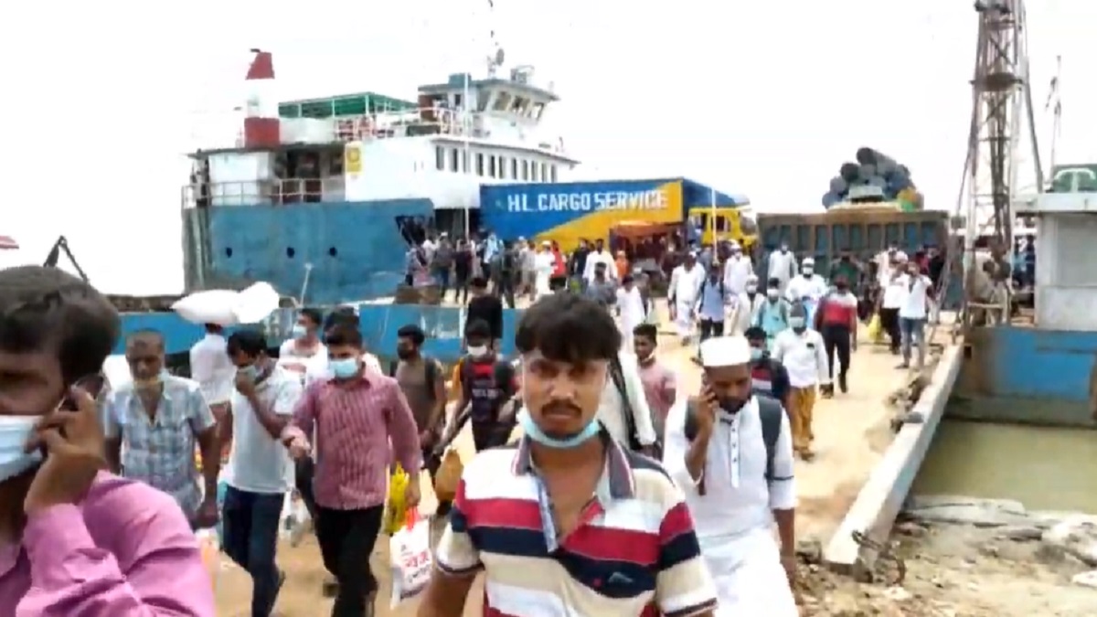 বিধিনিষেধ উপেক্ষা করে ফেরিতে আজও চলছে যাত্রী-যানবাহন পারাপার