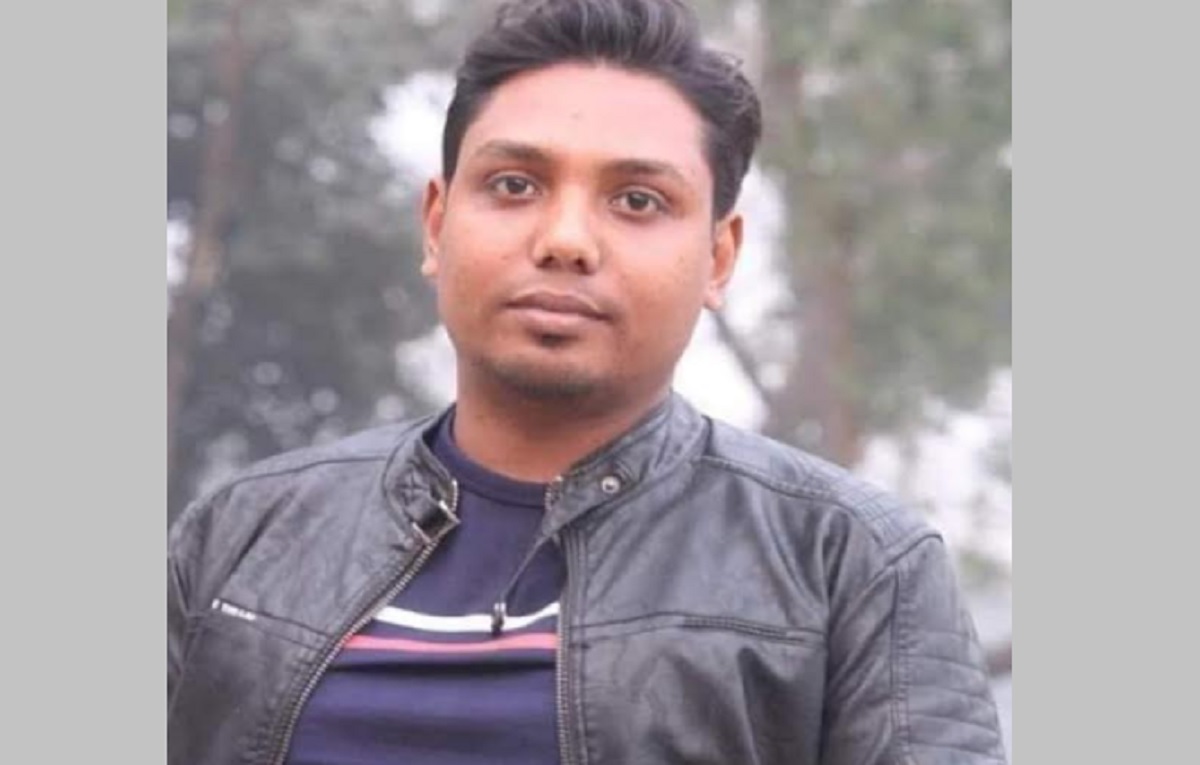 গাইবান্ধায় ছাত্রলীগ নেতা রকি হত্যার জেরে প্রধান আসামি কাঞ্চনের বাড়িতে বিক্ষুদ্ধ জনতার আগুন