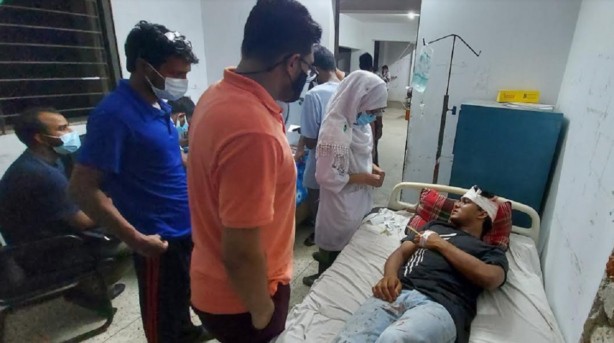 গোপালগঞ্জে রোগীকে দেখতে দেরি হওয়ায় দুই চিকিৎসককে মারধর